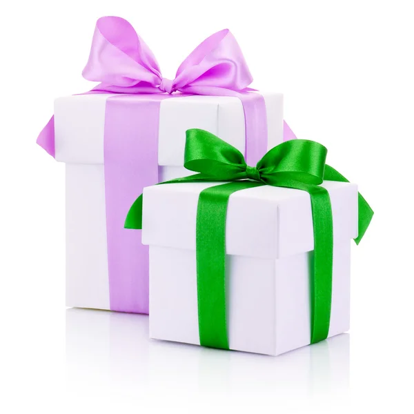 Два белых подарка коробки связаны розовые и зеленые ленты лук изоляции на — стоковое фото
