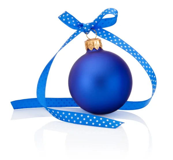 リボンでクリスマス ボールを青い弓に孤立した白い背景 — ストック写真