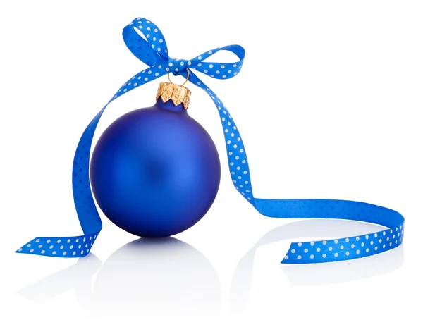 Bola de Natal azul com fita arco isolado no fundo branco — Fotografia de Stock