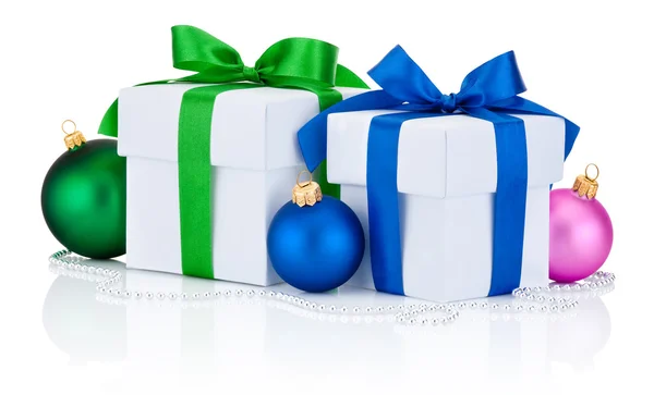 Twee witte geschenkdozen gebonden lint boog en Kerstmis ballen geïsoleerd op witte achtergrond — Stockfoto