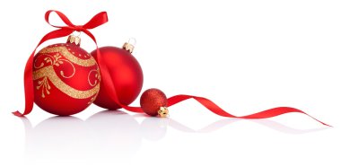Kırmızı Noel dekorasyon baubles ile şerit üzerinde izole WHI yay
