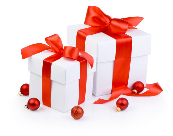 Два белых подарка коробки перевязаны красной лентой и рождественские шары изолированы
