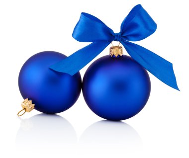 İki mavi Noel topları kurdele ile göl kenarında üzerinde beyaz backg yay.