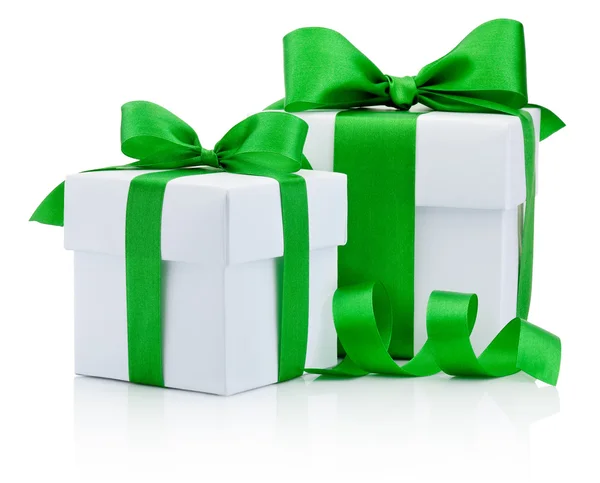 Duas caixas brancas de presente amarrado laço fita verde Isolado na parte traseira branca — Fotografia de Stock