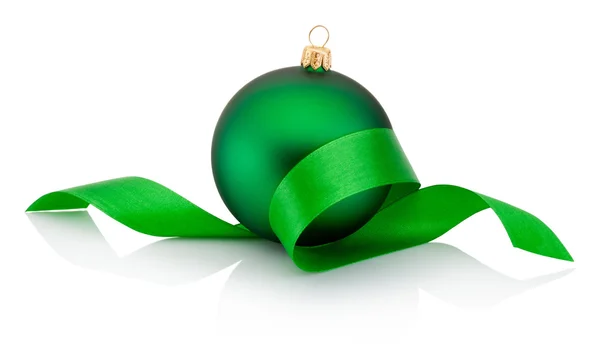 Зелена різдвяна валіза, покрита закрученою стрічкою Ізольовані на Ліцензійні Стокові Фото