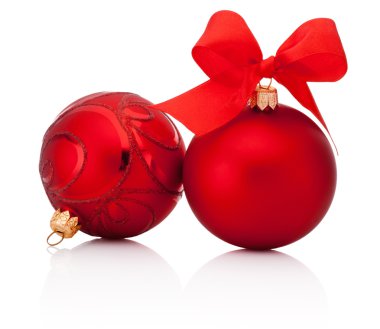 Kırmızı Noel baubles kurdele ile izole üzerinde beyaz backgrou yay