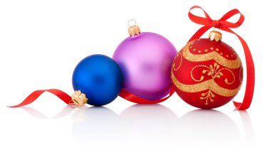 Üç renkli Noel baubles ile şerit üzerinde izole whit yay