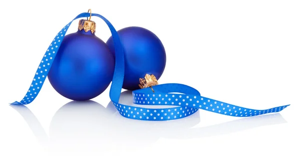 Duas bolas de Natal azuis e fita Isolado no fundo branco — Fotografia de Stock