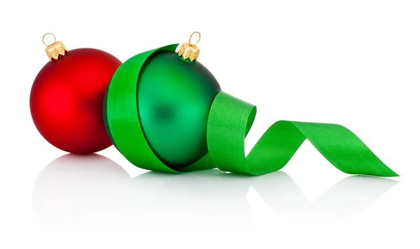 Rood en groen kerstballen met lint geïsoleerd op witte ba — Stockfoto