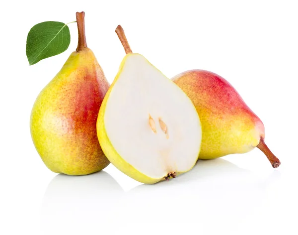 Gula päron, hälften och hela med lövet isolerade på vit backgro — Stockfoto