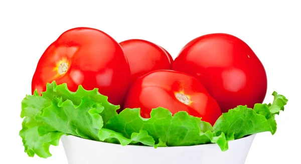 Tomates fraîches à la feuille de salade verte dans le bol isolé sur blanc b — Photo