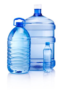 Beyaz arka plan üzerinde izole içmek su plastik şişe