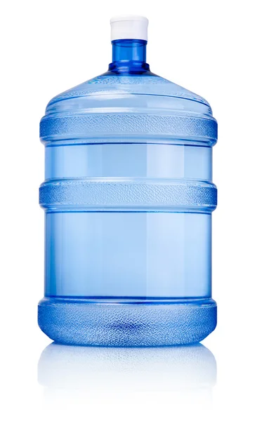Büyük beyaz bir arka plan üzerinde izole içme suyu şişe