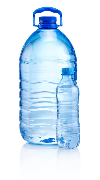 Пластиковые бутылки питьевой воды на белом фоне — стоковое фото
