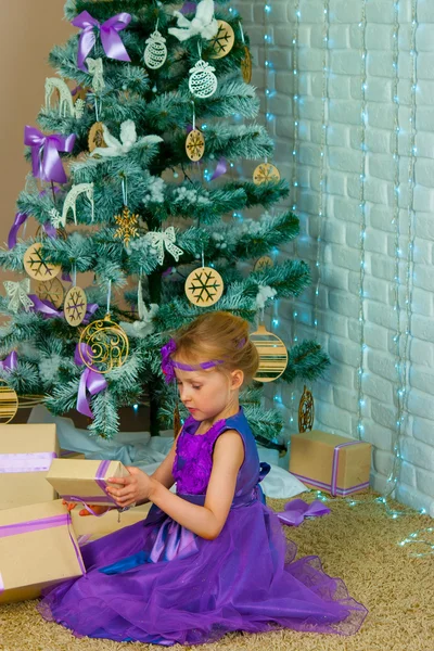 Fille et cadeaux de Noël — Photo