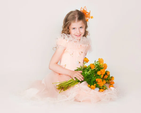 Hermosa chica y flores silvestres — Foto de Stock