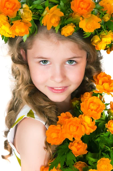 Mooi meisje en wilde bloemen — Stockfoto