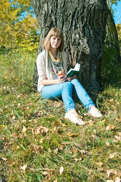 Das schöne Mädchen an einem Baum — Stockfoto