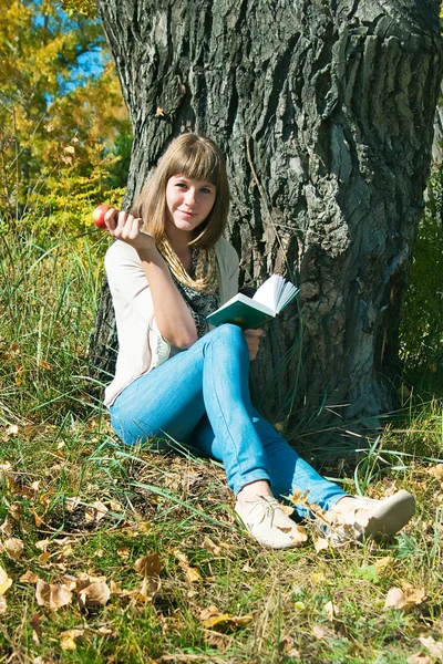 Das schöne Mädchen an einem Baum — Stockfoto