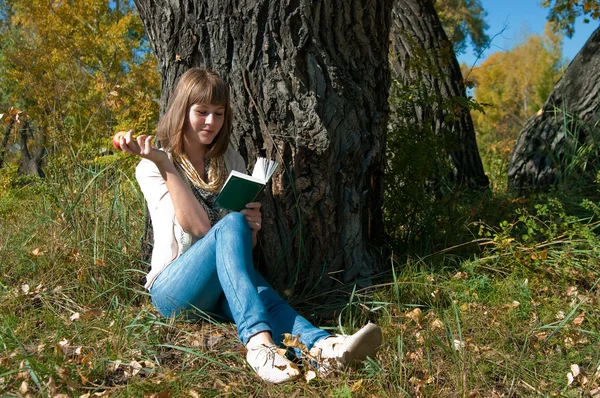 Das schöne Mädchen an einem Baum — Stockfoto