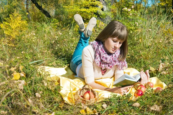 Dívka čte venku — Stock fotografie