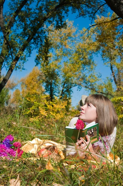 A menina lê ao ar livre — Fotografia de Stock