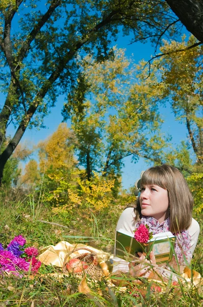Dívka čte venku — Stock fotografie