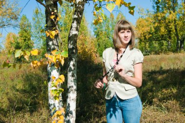 Kız açık havada dinlenmek vardır