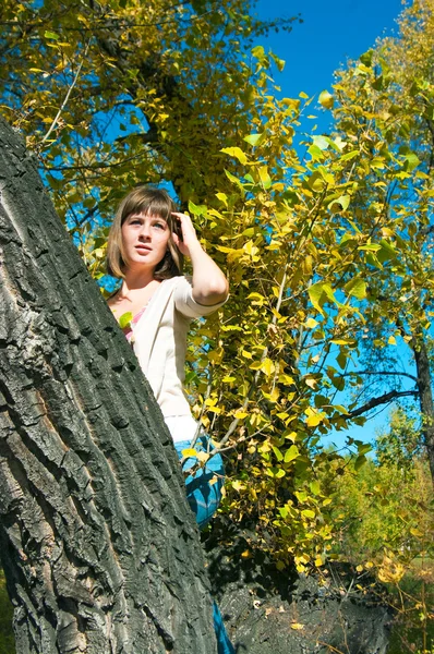 Ragazza su un pioppo — Foto Stock