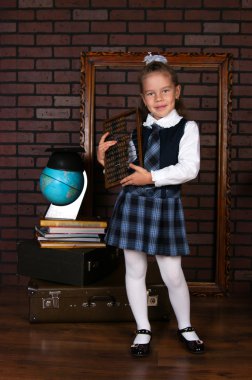 Okul üniforması giyen kız