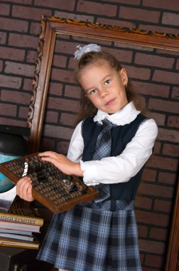 Okul üniforması giyen kız