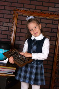 Okul üniforması giyen kız