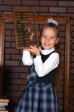 Okul üniforması giyen kız