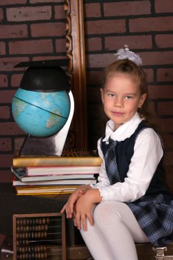 Okul üniforması giyen kız