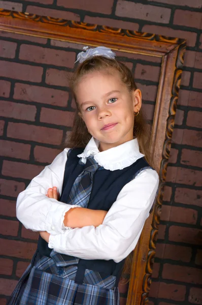 Flickan i en skoluniform — Stockfoto