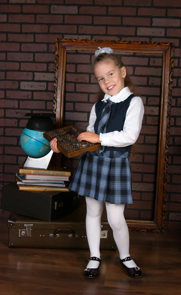 Het meisje in een schooluniform — Stockfoto