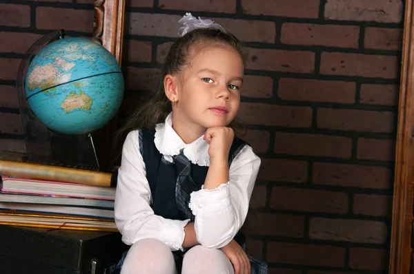 La chica en uniforme escolar — Foto de Stock