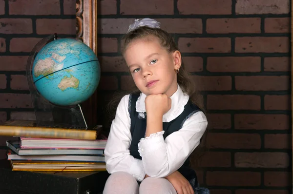 La chica en uniforme escolar — Foto de Stock