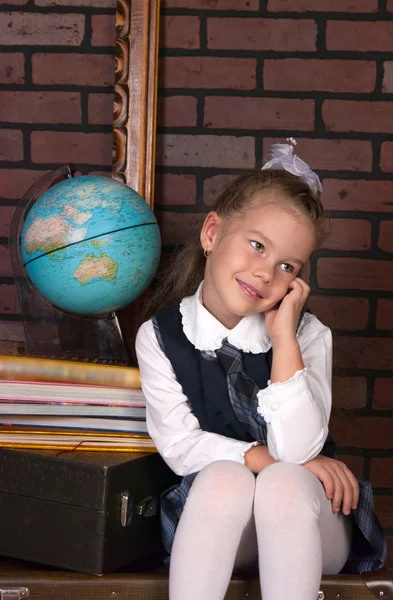 Het meisje in een schooluniform — Stockfoto