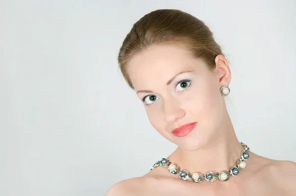 Chica con un collar de perlas — Foto de Stock