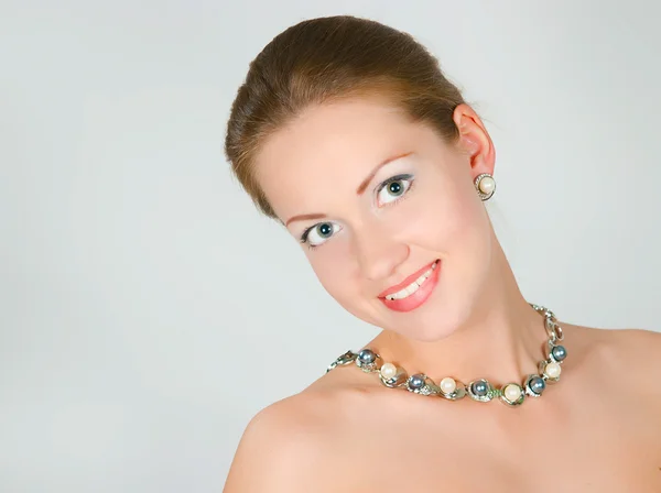 Ragazza con una collana di perle — Foto Stock