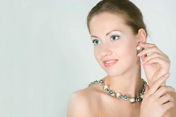Ragazza con una collana di perle — Foto Stock