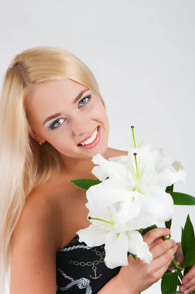 Blond meisje met een lelie — Stockfoto