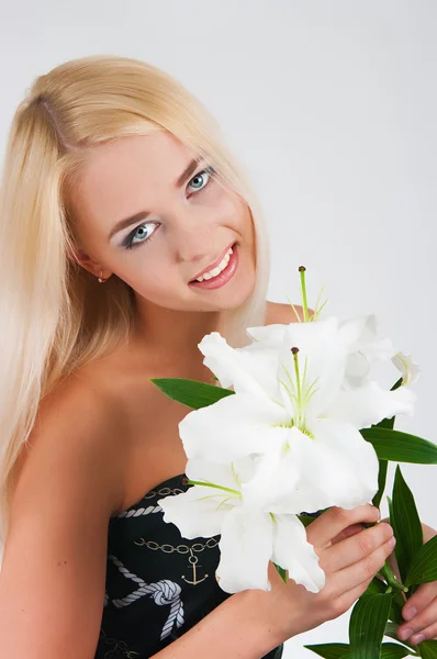 Ragazza bionda con un giglio — Foto Stock