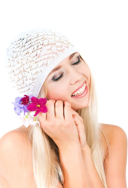 Fille blonde avec un bouquet de violettes — Photo
