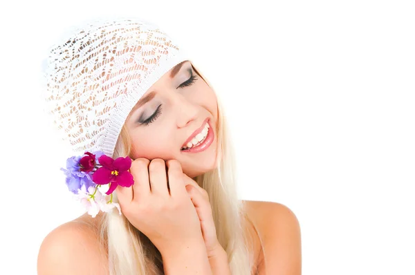 Blond meisje met een boeket van viooltjes — Stockfoto