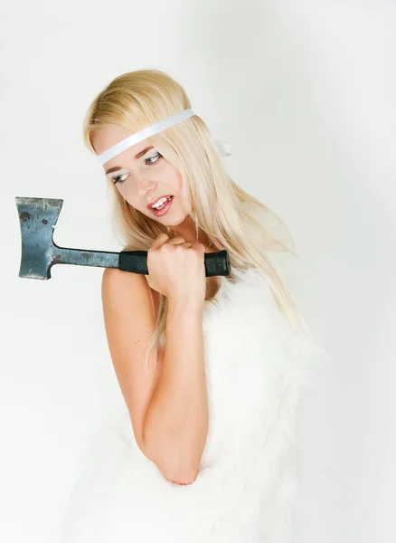 La chica en una capa de piel con un hacha — Foto de Stock