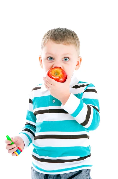 Junge isst einen Apfel — Stockfoto