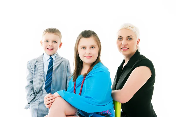 Junge Mutter mit zwei Kindern — Stockfoto