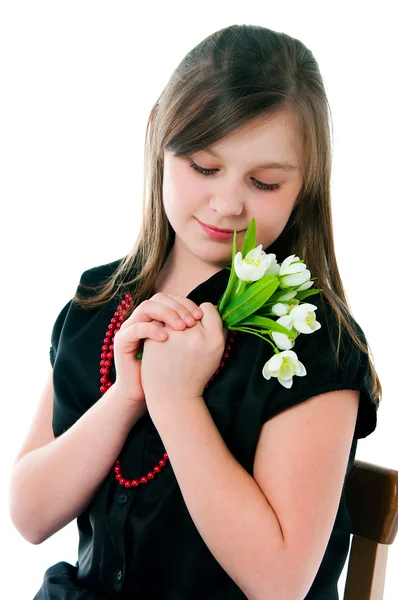 Het beeld van het meisje met een bos van bloemen — Stockfoto